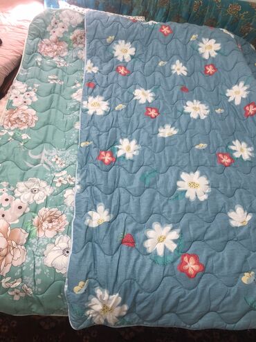 зеленое постельное белье: Продаю новые одеяло полуторки 140*190 . Купила детям не пользовались