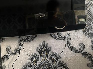 LG televizor (divara asılan) - Ekran: təxmini 32 düym, geniş ekran -
