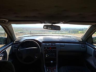 Mercedes-Benz: Mercedes-Benz E 220: 2.2 l | 2000 il Sedan — 4