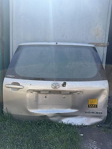 вмятина: Заднее лобовое стекло Toyota Raum. Оригинал, вместе с крышкой — 1