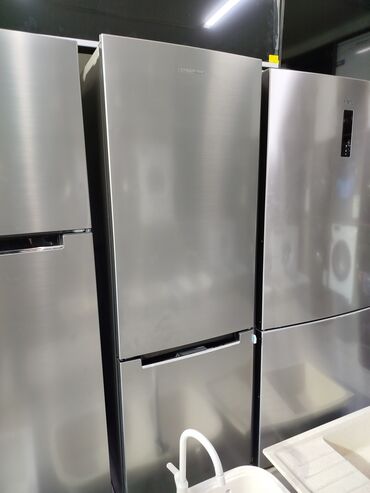 tap az soyuducu islenmis: Liebherr paslanmayan poladdan iki qapılı soyuducu. Aşağıda dondurucu