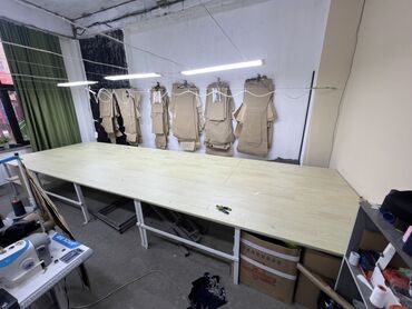 мебель для швейного цеха: Закройный стол, Б/у, цвет - Бежевый