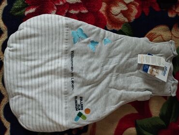 кыргызская национальная одежда: Продам спальный мешок для младенца от 0 до 6 месяцев. Немецкий. цена