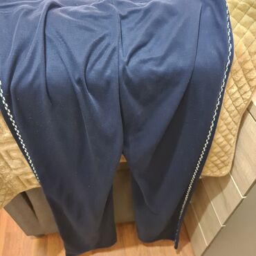 Kompleti: Dva ženska komada odeće – majica i pantalone. Majica: - Kratki rukavi — 5