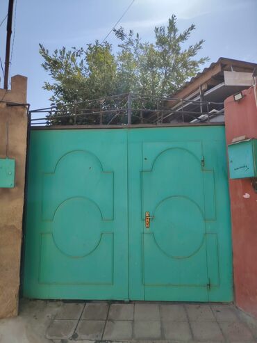 Həyət evi alıram: Bu iki mərtəbəli ev, kərpic və suvaq fasadın birləşməsi ilə