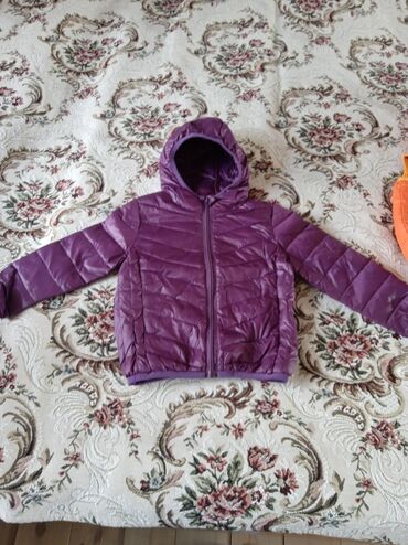 детская жилетка: Продаю куртку и жилетку детскую в хорошем состоянии отдам на1,5-4 лет