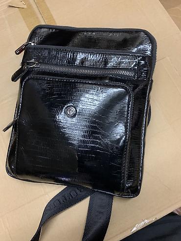 барсетка armani exchange: Butun барсетка через плечо, черная, с глянцевой текстурой под — 1