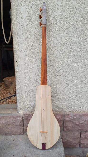 Комузы: Оруктон жасалган комуздар жана кылкыяктар сатылат, уста озу комузчу — 3