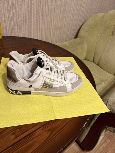 Ayaqqabılar: Dolce Gabbana aid olan ayaqqabı satilir 42 razmer ic hissəsində az