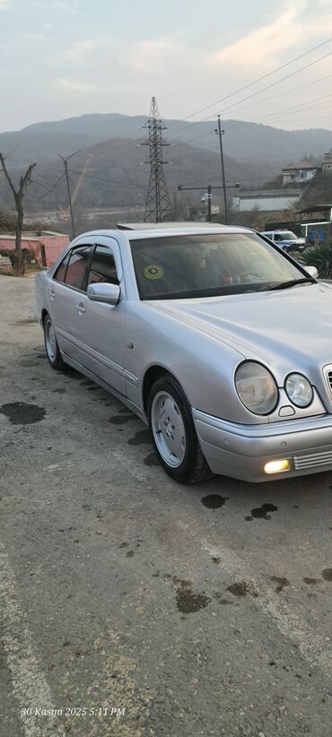 Mercedes-Benz: Mercedes-Benz E-Class (W210) sedan - Gümüş rəng, 4 qapı - Ön dəyirmi — 4