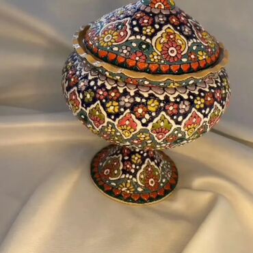 Digər ev dekoru: Zərif naxışlı və parlaq rəngli mina qapaqlı qab. Bu qab mürəkkəb — 14