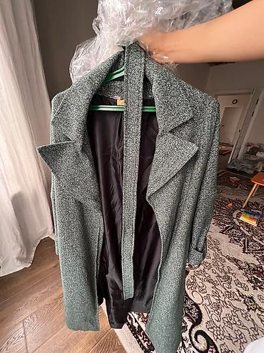 Пальто: Продается пальто отличного качества не скатывается легкая Размер с и м — 3