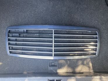Бамперы, буферы: Avtomobilin ön hissəsi üçün nəzərdə tutulmuş bu radiator barmaqlığı