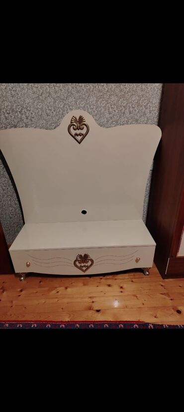 Kreslolar: Ağ rəngdə dəhliz/antre üçün oturacaqlı asılqan paneli və alt bölməsi