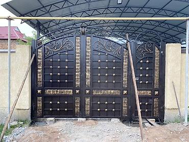 Распашные ворота: Металлические распашные ворота с калиткой (модульные панели) - — 124