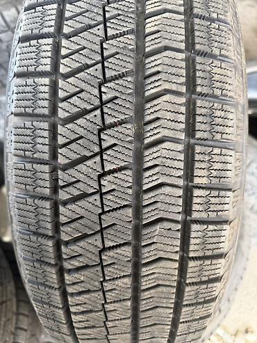 60: Комплект зимних шин Bridgestone Blizzak VRX2 - Размер: 215/60 R17 - — 2