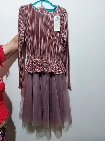 Вечерние платья: Вечернее платье, Пышное, Короткая модель, Велюр, С рукавами, S (EU 36)
