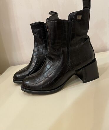 туфли новая не разу не одевала: 70 manata alinib, 2 defe geyinilib tezedir. 38 razmer. Unvana