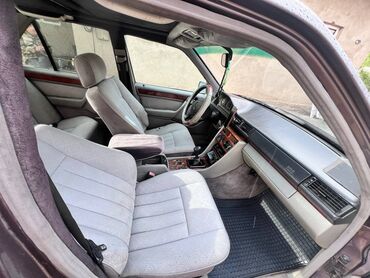 w210 ключ: Элегантный седан Mercedes-Benz E-Class с четырехдверным кузовом