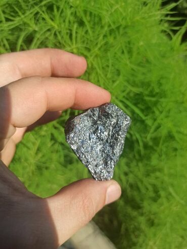 Digər kolleksiyalar: Təbii Galen daşı. Tamamilə təbii, emal olunmamış gümüşü-metalik — 12