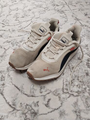 подросковые обувь: Кроссовки Puma бежевого цвета с коралловыми акцентами. На язычке и