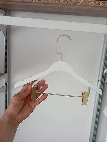 mini evler: Ağ rəngli taxta korpuslu, qızılı metal detallı uşaq paltar asılqanı — 4