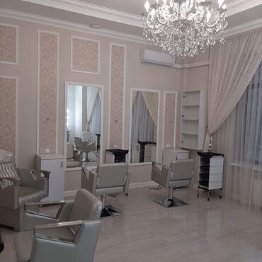 салон красоты услуги: Сдается 2 парикмахерских кресла и стол визажиста .В уютном и чистом