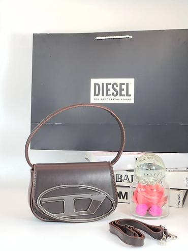 roze poze: Diesel ženska torba – model sa prepoznatljivim ovalnim logoom napred — 1