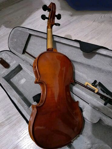 Violine: NA PRODAJU VIOLINA 1/2
Sa kutijom i novim podmetačem
cena 180e — 8