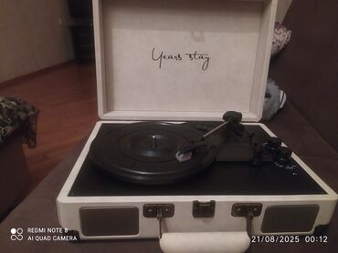 Maqnitofonlar: Vinil pleyer – çamadan tipli, daşıması rahat “Years stay” dizaynı -