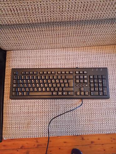 USB naqilli klaviatura - Tam ölçülü (full-size) düzən: rəqəmsal blok
