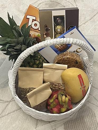 Праздничная корзина состав на фото: орехи кешью грецкий и миндаль