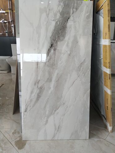 balkon ucun metlax: Böyük ölçülü mərmər effektli keramika plitə - Material: parlaq səthli