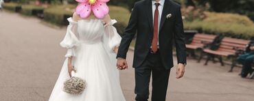 свадебные платья с закрытыми плечами: Свадебное платье с воздушными рукавами и многослойной юбкой - Силуэт