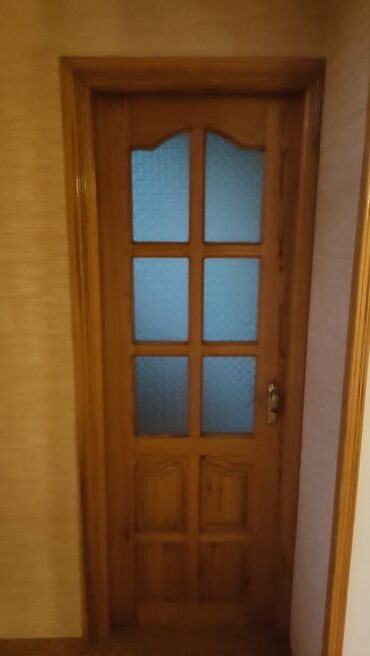 Bayraqlar: Mənzil qapıları satılır. 2 ədəd pəncərə+qapı 6 ədəd qapı 2 ədəd hamam+
