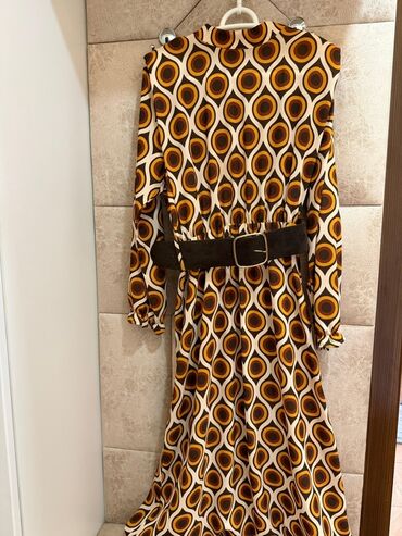 gün eynekleri: Retro naxışlı uzun don - Dizayn: 70-lər tərzində qrafik print