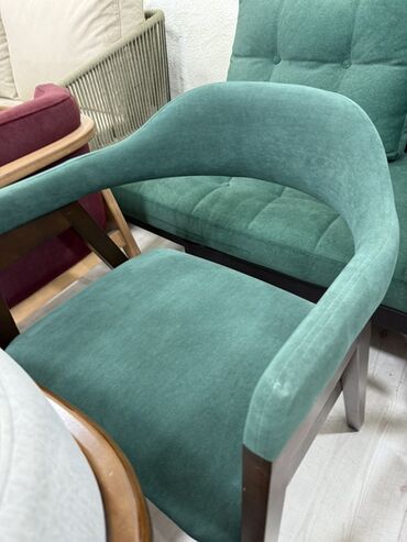 стулья для кухни: Кресло с мягкими подлокотниками в стиле mid-century - Обивка