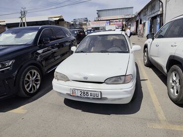 subaru accent: Белый седан Hyundai Accent. Компактный автомобиль, подходящий для