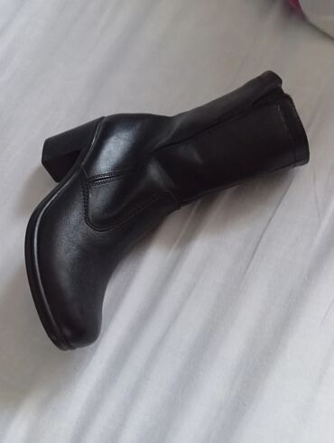 бижутерия из муранского стекла: Qadın çəkməsi – qara rəngdə, orta hündürlüklü kvadrat dabanlı model