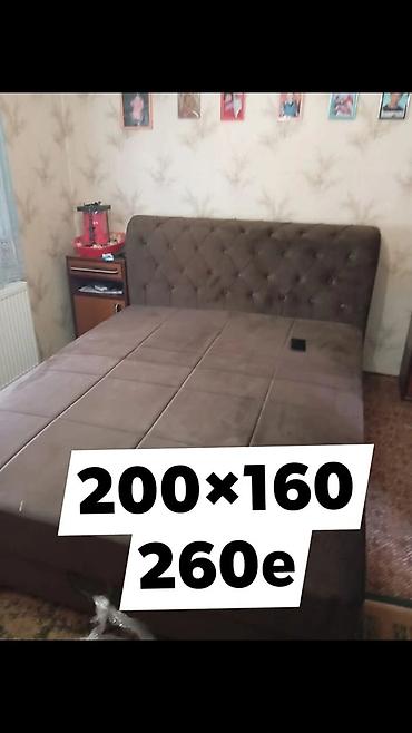 Kreveti: Bračni krevet sa uzglavljem, dimenzije 200 × 160 cm. - Tapacirano — 1
