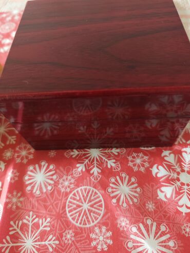 Qol saatları: Hədiyyəlik Qadın qol saatı – qızılı rəng, daş bəzəkli hədiyyə qabında — 10