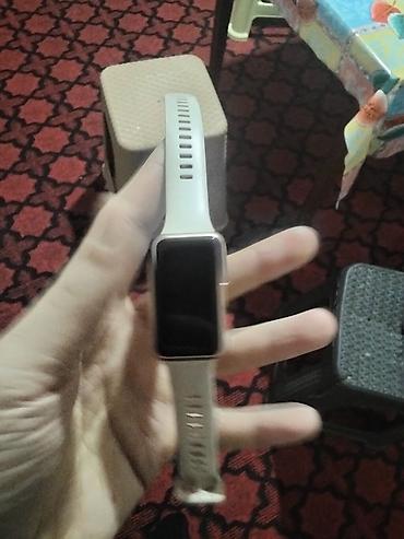 klassik saat: HUAWEI Band 10 fitnes qolbağı - Rəng: açıq/bej tonlu qayış - Böyük — 1