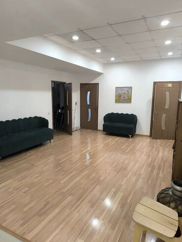аренда помещения под маникюрный салон: Сдаю Магазин, В жилом доме, 250 м² Не действующий, Частично с оборудованием, С ремонтом, Вода, Канализация, Отопление, Отдельный вход, 1 линия, Комната для персонала