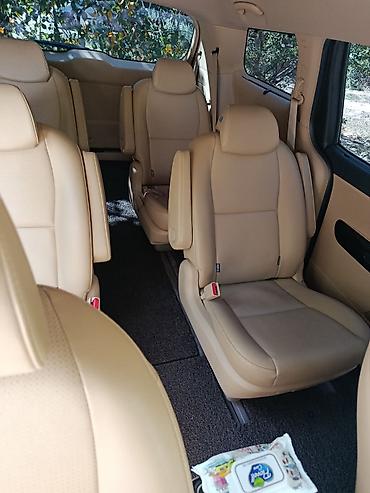 carnival: Kia Carnival (Grand Sedona) — просторный 7/8-местный минивэн в чёрном — 1