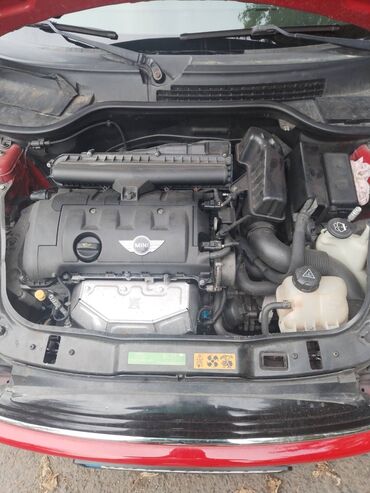 Mini: Mini Cooper, crvene boje, trovratni hečbek. Glavne karakteristike: - — 8