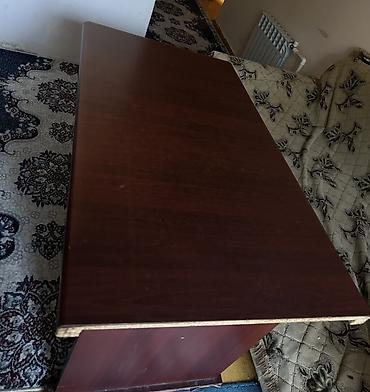 Masalar: Masa – tünd qəhvəyi rəngdə, klassik dizayn. - Material: laminat/LDSP — 1