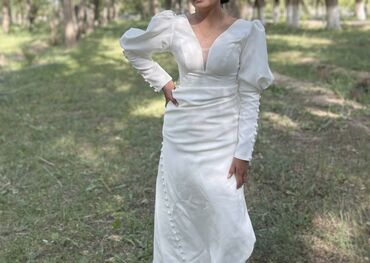 женская платя: Свадебное платье со шлейфом