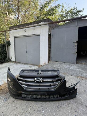 Зеркала: Hyundai markalı avtomobil üçün qara rəngli bufer. Buferin mərkəzində