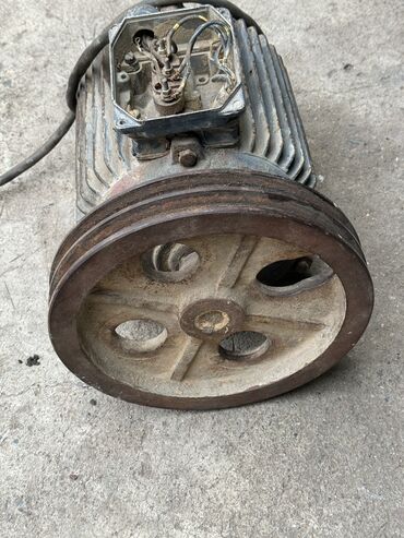 Запчасти и аксессуары для бытовой техники: Продаю Двигателя 3 фазный Асенхроный 4. КВ 1500 оборотов 5 кВ 1500 — 8