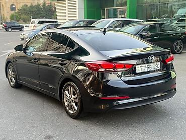 audi a8: Hyundai Elantra: 2 l | 2017 il Sedan — 10